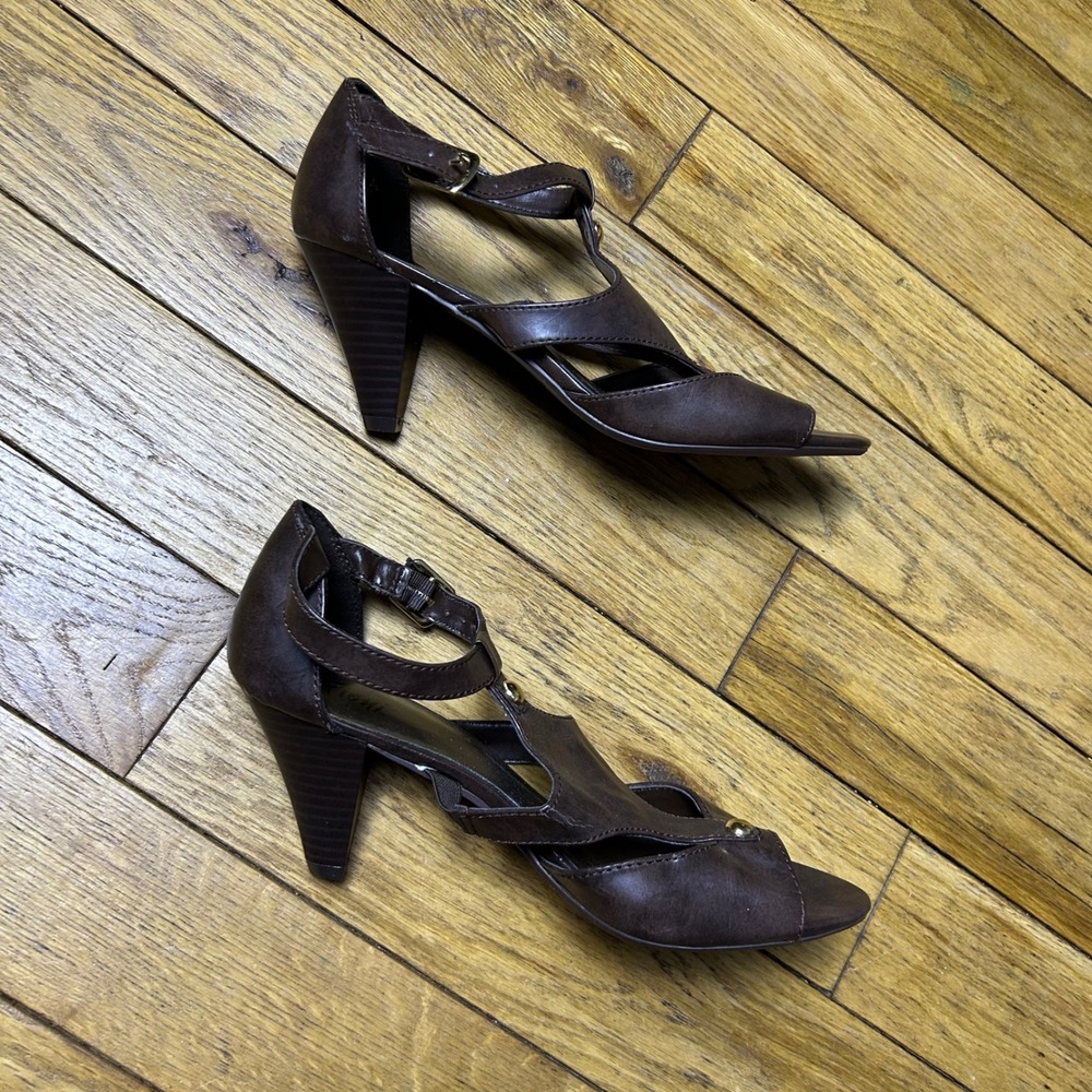 Fioni Womens Brown T-Strap Peep Toe Heels Gold Stud Ankle Strap Sandals Size‎ 9